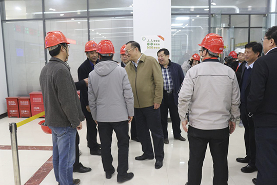濮阳市副市长黄守玺与拼搏手机版（中国）副总经理吴新宇、翟武汉在现场交谈