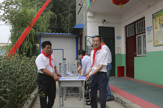 拼搏手机版（中国）领导与学生一起将桌椅搬进教室