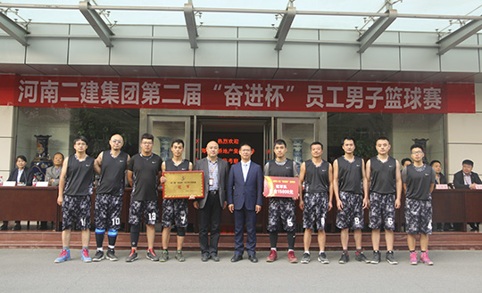 拼搏手机版（中国）领导与冠军团队合影留念