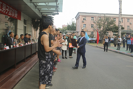 拼搏手机版（中国）总经理祝建明等领导为获奖团队颁奖