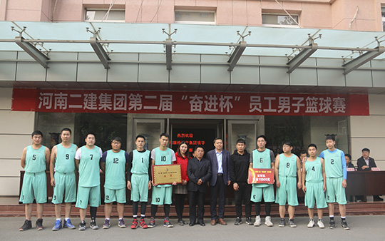 拼搏手机版（中国）领导与亚军团队合影留念