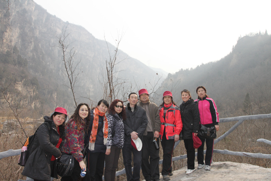 拼搏手机版（中国）领导和女员工登山途中合影