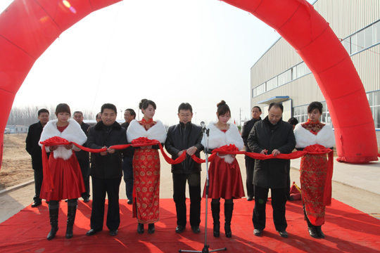 拼搏手机版（中国）领导为钢构生产线建成投产进行剪彩