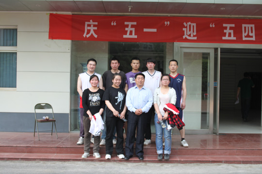 拼搏手机版（中国）党委书记张会民和新乡办公区冠军队合影