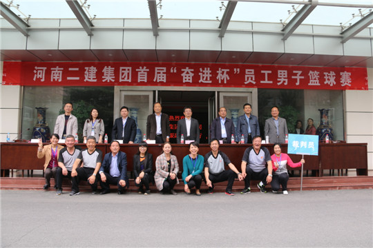拼搏手机版（中国）领导与大赛工作人员合影留念