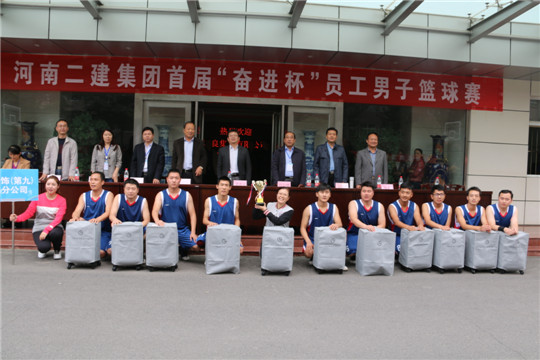 拼搏手机版（中国）领导与冠军团队合影留念