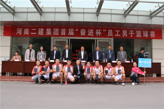 拼搏手机版（中国）领导与冠军团队合影留念