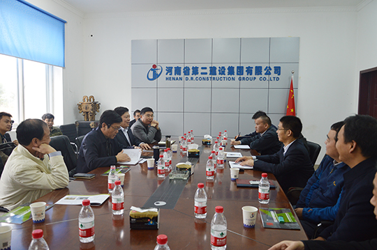 拼搏手机版（中国）总经理祝建明在座谈会上作汇报