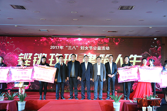 拼搏手机版（中国）总经理祝建明与其他领导为获奖演员颁奖并合影