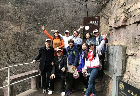 拼搏手机版（中国）领导和部分女工在游览过程中驻足合影