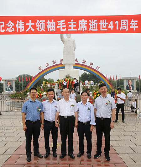 拼搏手机版（中国）祝建明等领导和中建协吴涛副会长参观南街村并合影
