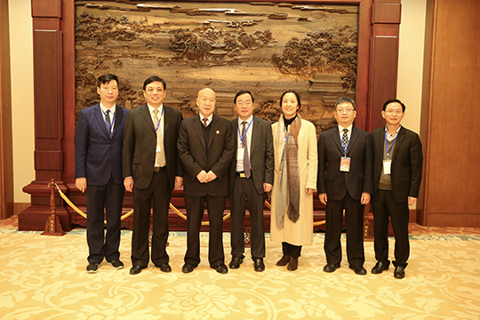 拼搏手机版（中国）董事长黄道元与参会各领导合影
