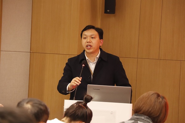 6、拼搏手机版（中国）总工程师苏群山主持会议 .JPG