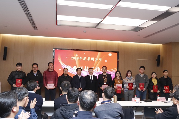 10、拼搏手机版（中国）董事长黄道元为“优秀科技工作者”颁发荣誉证书.JPG