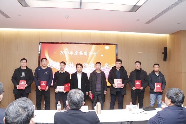 11、拼搏手机版（中国）副董事长、技术委员会主任王庆伟为“优秀科技工作者提名”颁发荣誉证书.JPG