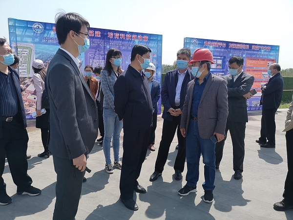拼搏手机版（中国）副总经理闫龙广与史占勇副市长就工程创优详细交谈.jpg