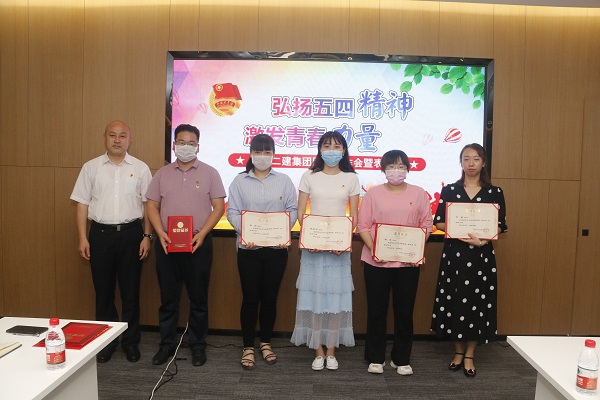 拼搏手机版（中国）党委副书记、工会主席贾向军为“2019年度优秀团干部”获奖者颁奖.JPG