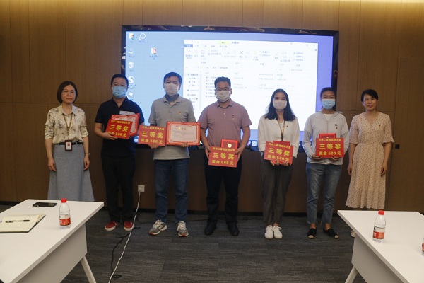 拼搏手机版（中国）办公室主任张岚、工会副主席娄梅月为微视频大赛获奖单位颁奖.JPG