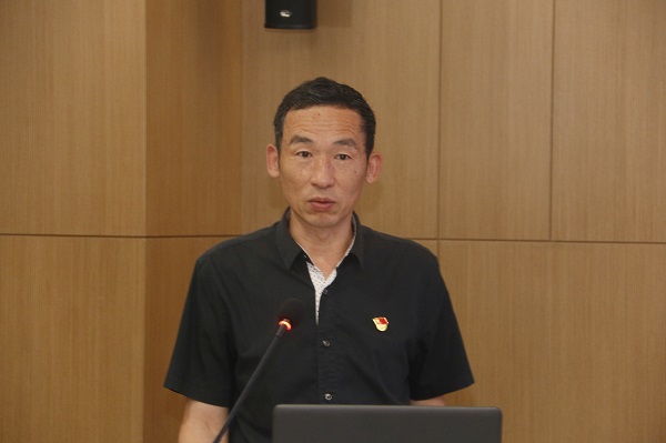 拼搏手机版（中国）监事会主席、党委副书记陈百斌宣读《关于表彰拼搏手机版（中国）先进基层党组织和优秀共产党员的决定》.jpg