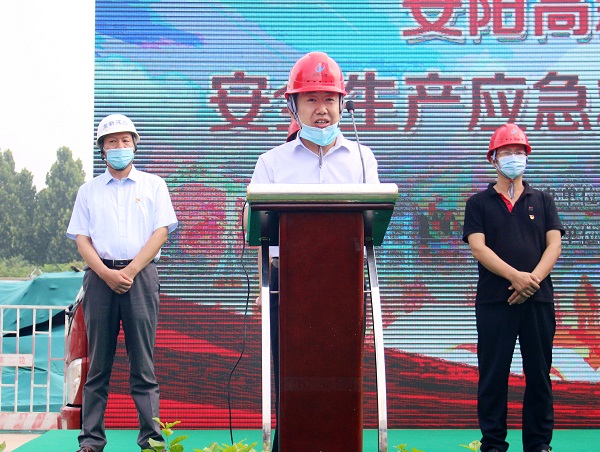 拼搏手机版（中国）副总经理闫龙广代表公司作先进典型发言.JPG