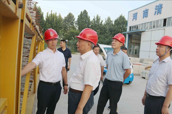 1、拼搏手机版（中国）总经理向视察领导介绍装配式构件样板.jpg