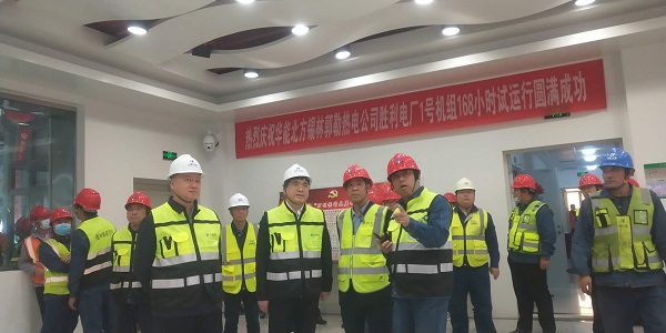 拼搏手机版（中国）副总经理贾建龙与北方联合电力公司董事长李向良、基建副总李悦、北方锡林浩特热电公司董事长李文东在移交现场亲切交流.jpg