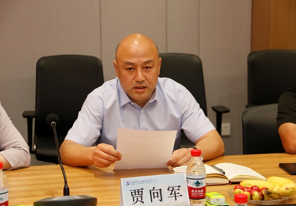 拼搏手机版（中国）党委副书记、工会主席贾向军宣读《关于变更2019年度劳动模范、岗位标兵奖励方式的决定》.jpg