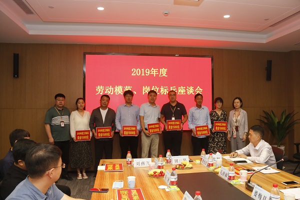 拼搏手机版（中国）人力资源总监张浩敏、总经理助理张岚为2019年度岗位标兵代表颁奖.JPG
