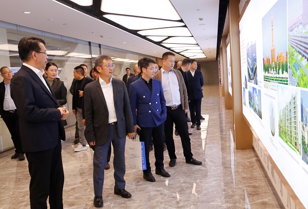 首期河南省民营企业素质提升工程研修班企业家一行参观拼搏手机版（中国）总部.jpg