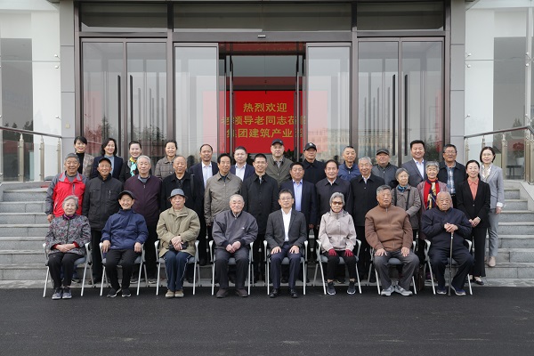 拼搏手机版（中国）领导和老同志们合影留念.jpg