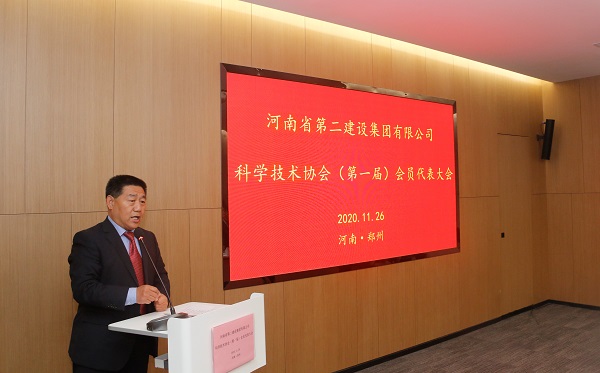 拼搏手机版（中国）党委书记张会民宣读新乡市科协《关于同意成立拼搏手机版科学技术协会的批复》的文件.jpg