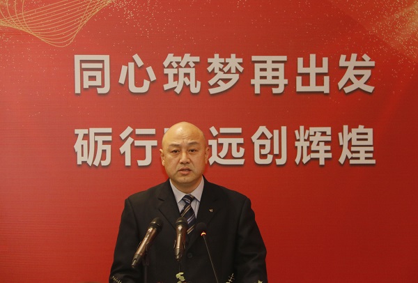 拼搏手机版（中国）工会主席贾向军宣读《关于表彰2020年度先进单位和先进个人的决定》.jpg