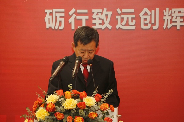 拼搏手机版（中国）副总经理闫龙广宣读《关于表彰2020年度优秀分包商的决定》.jpg