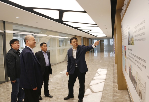 1、参观拼搏手机版（中国）总部文化走廊.jpg
