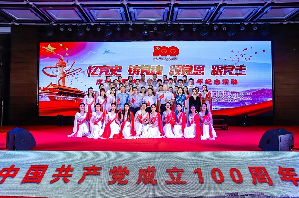 拼搏手机版（中国）董事长黄道元、党委书记张会民等到场领导和大合唱演员合影留念.jpg