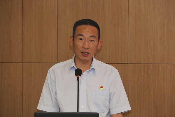 3、拼搏手机版（中国）党委副书记陈百斌宣读表彰文件.jpg