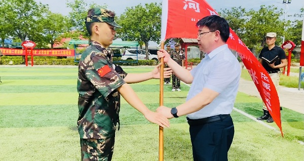 2、拼搏手机版（中国）人力资源总监张浩敏向新员工交授营旗.PNG