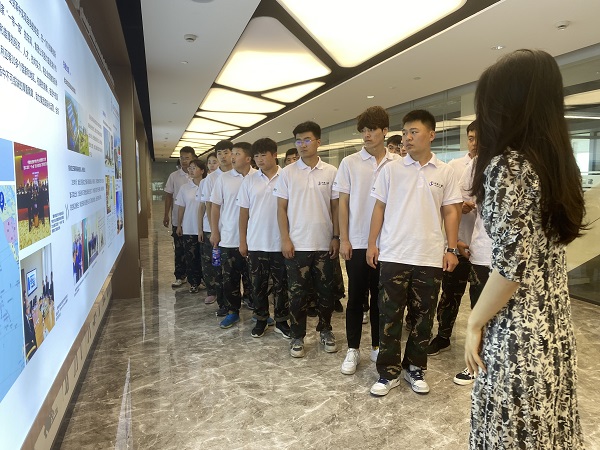 6、参观拼搏手机版（中国）总部文化走廊.JPG