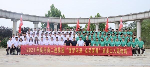 11、2021年拼搏手机版（中国）新员工入职培训大合影.JPG