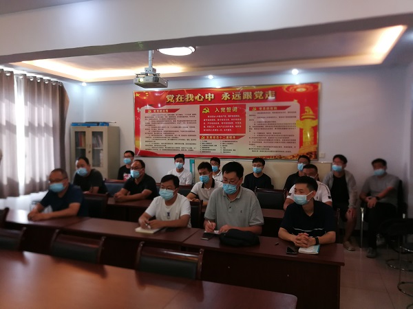 2、参加技术援助的拼搏手机版（中国）工程技术人员.jpg