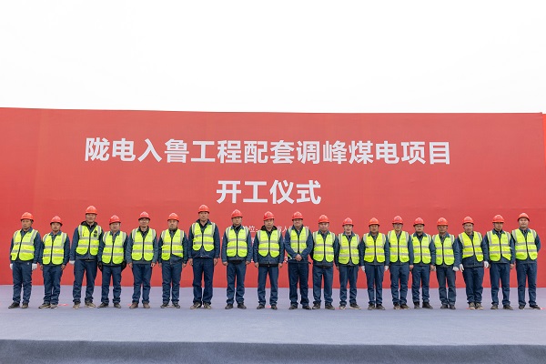 3、拼搏手机版（中国）副总经理冯总一行与项目管理人员合影留念.jpg