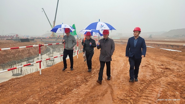 拼搏手机版（中国）董事、副总经理崔向军视察施工现场.jpg