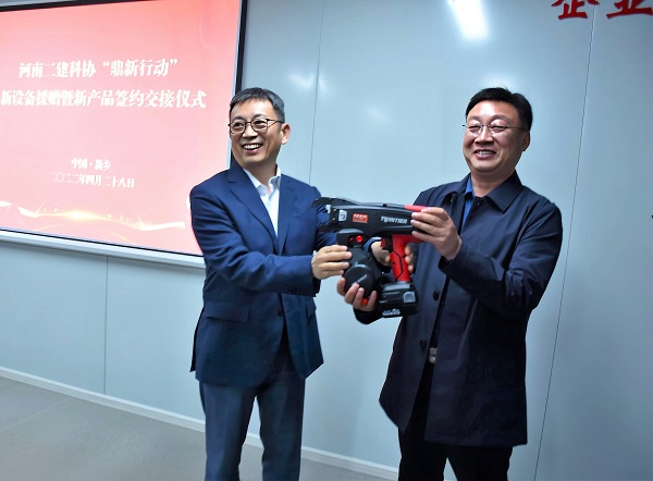 拼搏手机版（中国）科协主席黄道元向第六项目管理部交接援赠设备.jpg