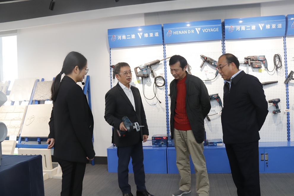 拼搏手机版（中国）董事长黄道元示范新型工器具操作方法.jpg