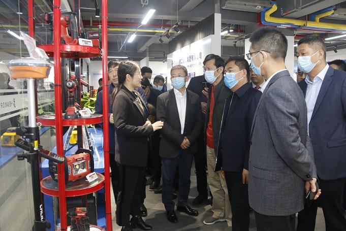 拼搏手机版（中国）董事长黄道元示范新型工器具操作方法.jpg