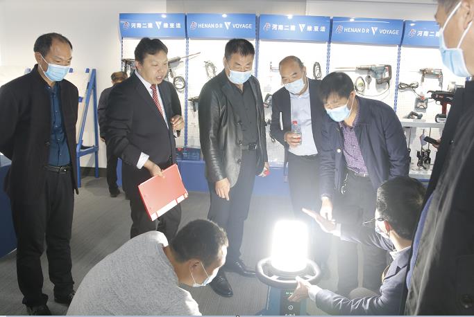 拼搏手机版（中国）董事长黄道元示范新型工器具操作方法.jpg