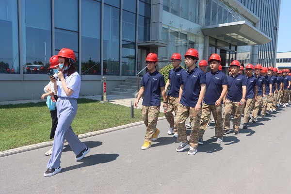 参观拼搏手机版（中国）建筑产业园区.JPG