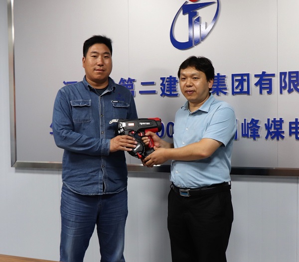 2、拼搏手机版（中国）科协秘书长苏群山向华能正宁项目部交接援赠设备.jpg