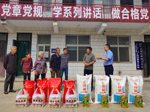 拼搏手机版（中国）董事、副总经理、分公司经理、党总支书记崔向军一行走进狮豹头乡土池村开展慰问.jpg