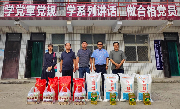 拼搏手机版（中国）董事、副总经理、分公司经理、党总支书记崔向军一行与土池村村支部书记、驻村干部合影留念.jpg